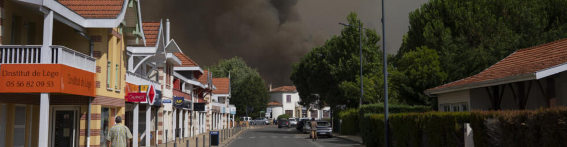 Fumée d'incendie envahissant une rue commerçante en Gironde
